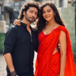 Kaveri Priyam Instagram - We managed to not only take pictures that day, but also capture moments that went behind clicking those pictures. First picture @hrishidp da ..his expression was priceless when I said pose as if I am your heroine.. hahahaha…thus the proud smile on his face.😁 The second one with @kunalkarankapoor “Black and red contrast sahi hai.” Me: Aacha!! toh Kheech na jaldi we have to rush for the next scene. Lastly with @__prashant_datir__ giving expressions like ‘Jaldi chaliye sab wait kr rahe hain set pe Aapka.’😅