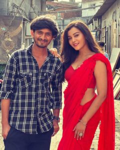 Kaveri Priyam Instagram - We managed to not only take pictures that day, but also capture moments that went behind clicking those pictures. First picture @hrishidp da ..his expression was priceless when I said pose as if I am your heroine.. hahahaha…thus the proud smile on his face.😁 The second one with @kunalkarankapoor “Black and red contrast sahi hai.” Me: Aacha!! toh Kheech na jaldi we have to rush for the next scene. Lastly with @__prashant_datir__ giving expressions like ‘Jaldi chaliye sab wait kr rahe hain set pe Aapka.’😅