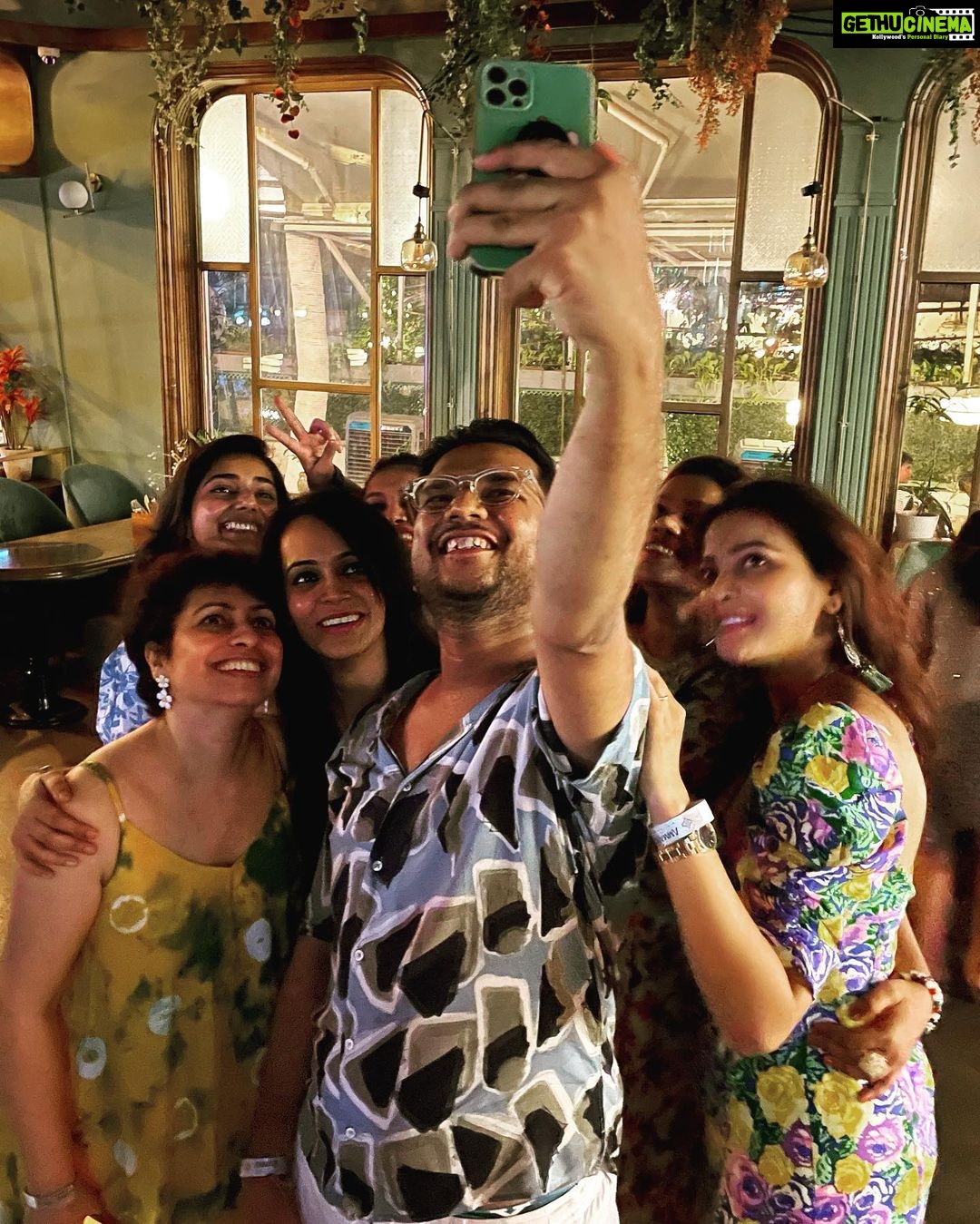 Kaveri Priyam Instagram - Loviest producers and some of the loveliest people I’ve worked with.♥️💜 In the frames @cma.sees @sudhirpix @kunalkarankapoor @manipdixit @reetika.ghosh.30 @djaay_m @reemstini @prathmesh_sharma @bhashax @_siddhaanth_ @shaalien_malhotra @imsatya16 @amittksingh @diljotchhabra @abigail_pande