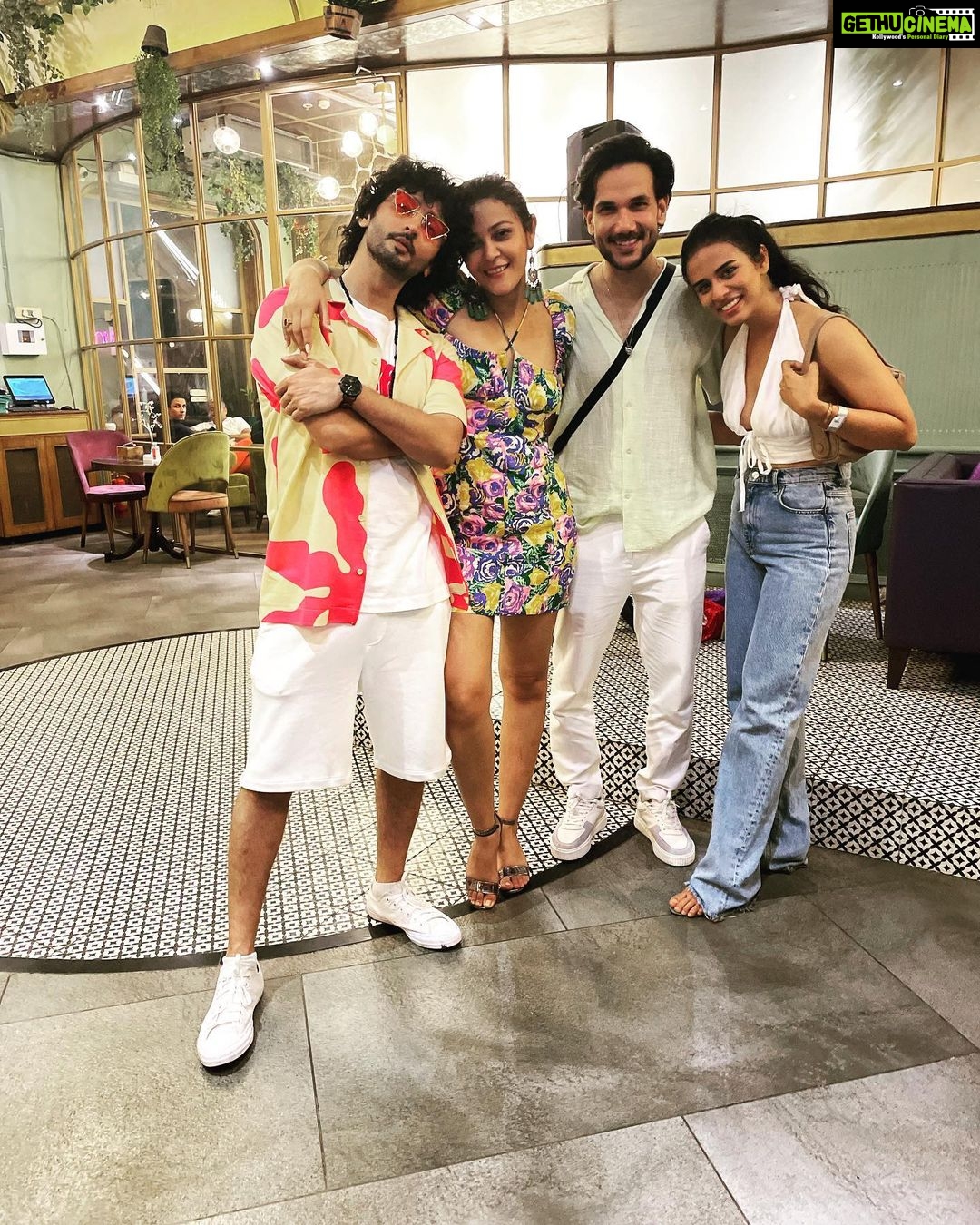 Kaveri Priyam Instagram - Loviest producers and some of the loveliest people I’ve worked with.♥️💜 In the frames @cma.sees @sudhirpix @kunalkarankapoor @manipdixit @reetika.ghosh.30 @djaay_m @reemstini @prathmesh_sharma @bhashax @_siddhaanth_ @shaalien_malhotra @imsatya16 @amittksingh @diljotchhabra @abigail_pande