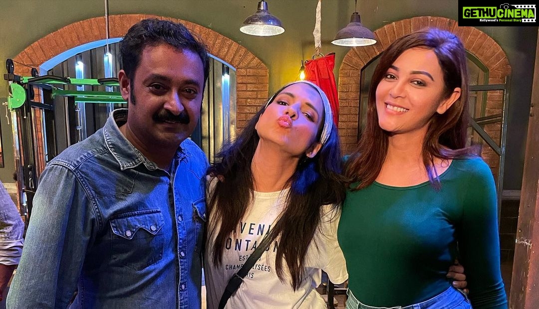 Kaveri Priyam Instagram - Forever grateful for this team of amazingly talented bunch of people, the memories the experiences, the leanings, the growing, the bond that I have made over 11 months. It is to stay with me forever.♥️♥️♥️ @sonysab @sunshineproductionsofficial @sudhirpix @reetika.ghosh.30 @cma.sees @amitmalik7726 @hrishidp @prateekshah1 @ppandiit @manipdixit @djaay_m @kunwar_shashank @reemstini