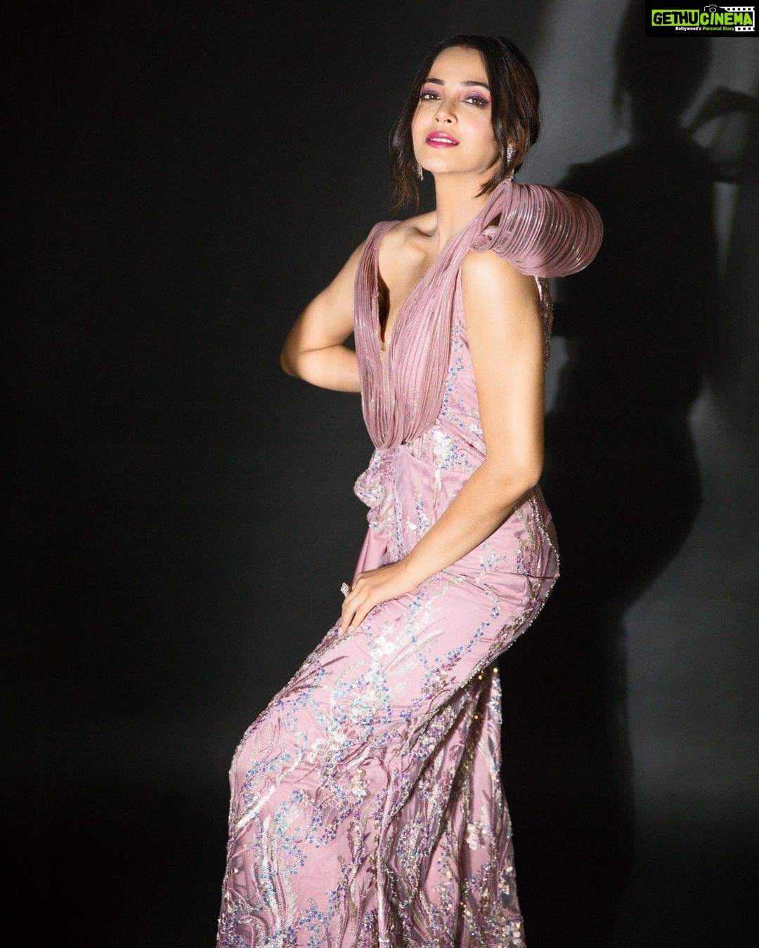 Kaveri Priyam Instagram - Between light and shadows✨ Photographer : @akshayphotoartist outfit : @aditifarabdadesigns Jewellery : @allthatglitters.jewellery Styling : @instylewithaditi Makeup : @makeupbyurmee Hair : @dimpi_muah Location : @studio211mumbai Management : @oceanmediapr
