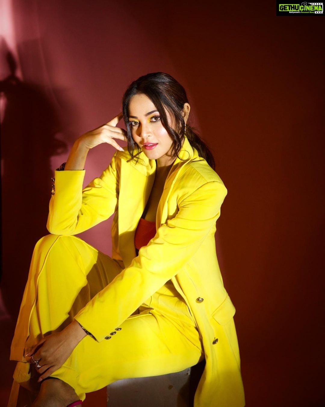 Kaveri Priyam Instagram - 💛 Photographer @akshayphotoartist Stylist @ootb_outofthebox_ @nishitagosrani Outfit @ranbirmukherjeeofficial Makeup @makeupbyurmee Hair @dimpi_muah Studio @studio211mumbai Team @oceanmediapr