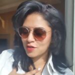 Kavita Kaushik Instagram - Actors wear sunglasses to hide fatigue more than for style🤪🤪 But we love it ! Nothing like the feeling of wrapping up an awesome project🤩 ! Love you punjab 🙏 See you soon #flying #home #to #my #crazy #gang ❤💜🕺🐺🐱🐹