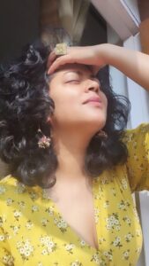 Kavita Kaushik Instagram - Baalon mei Jungle #curlyhair #whoruntheworld #curls #hair #hairnectar #effects #ayurvedagirl #aparnaauntyshomemadebeautysecrets