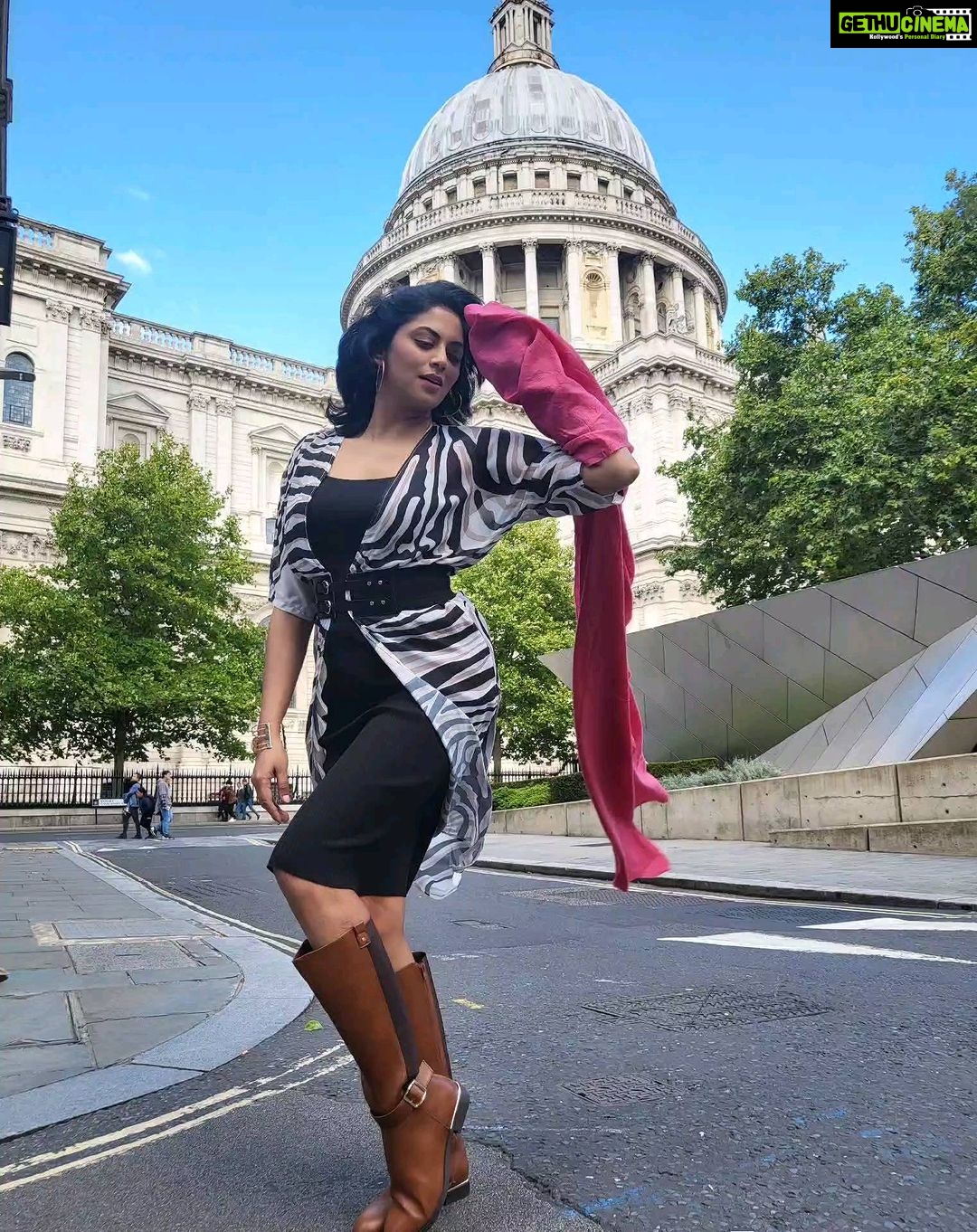 Kavita Kaushik Instagram - Not just desi but a Proud village girl running in the streets of London like a Mills & Boons character , #blessedwiththebest 💜❤ Clicks by #Raajan & #satveermankoo