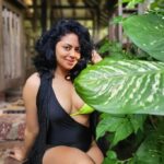 Kavita Kaushik Instagram - Jungle girl in the day hunting for roots , barks n Sanjivini, Witch at night making potions with the herbs collected😇🧙🏼 aparnaauntys.com #herbs #Ayurveda #allnatural #skincare #haircare #healing #from #within #nochemicals #nochemicalsadded #nononsense