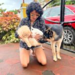 Kavita Kaushik Instagram - Too amazing to not share, I fell during the first set of sheershasan so sat to meditate n focus, opened my eyes to this protection from hubby and furry baby ! They don't let me miss having a brother today 🥰🥰🧿 #happyrakshabandhan #Allinone #Bestbuddies #blessedwiththebest