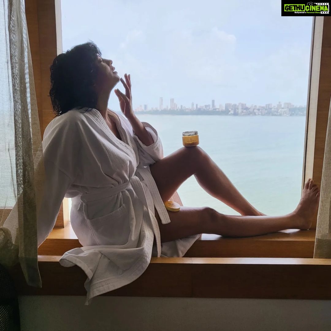 Kavita Kaushik Instagram - No matter the stress/pollution and nonsense the world throws around which we can't help , but I can make sure none of that can pass through the protection , nutrition and healing from the purest and richest Ayurvedic Nature's juices that guard & repair my Hair, skin and senses ! Get yours soon too, Check out our website : Aparnaauntys.com Watsapp 9820378775 to chat with team