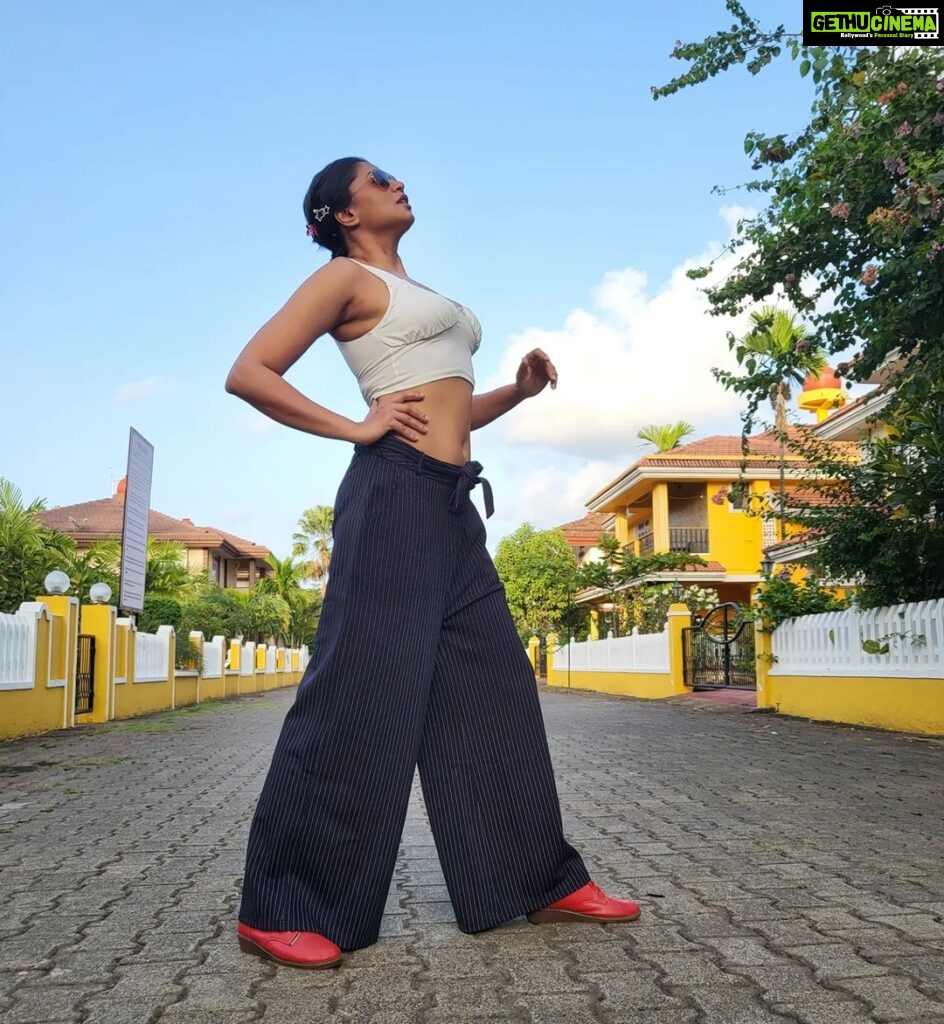 Kavita Kaushik Instagram - Hum jahaan khadey ho line wahin se shuru types feel with my Bossy @notsopink.in pants 💜