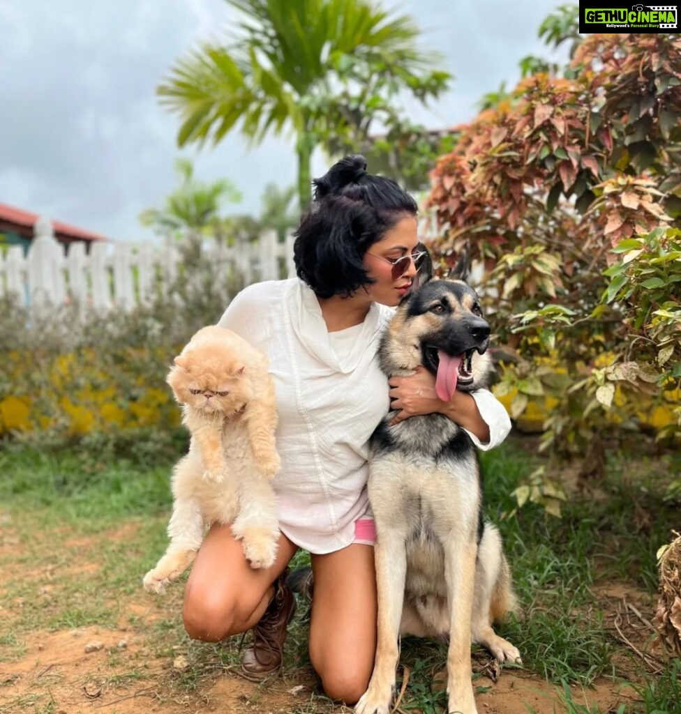 Kavita Kaushik Instagram - Hands full with only the good stuff😇