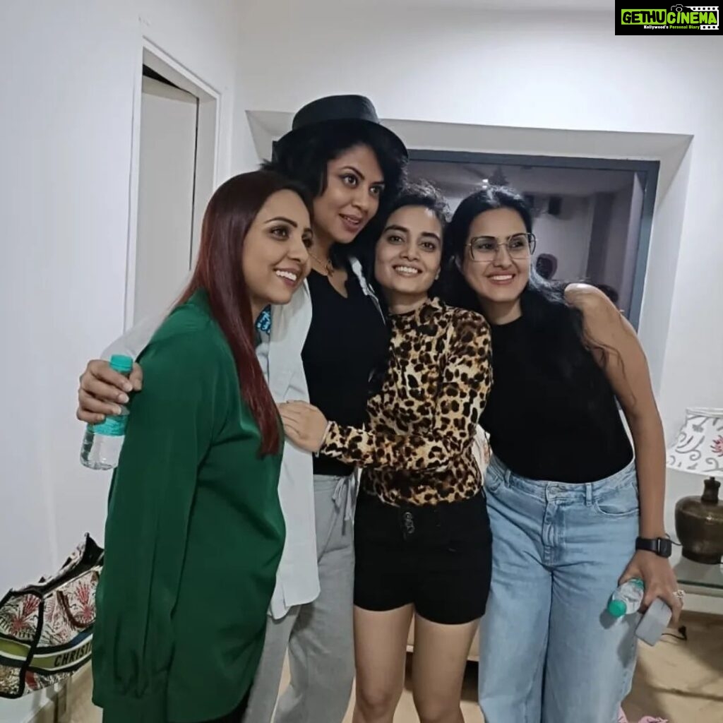 Kavita Kaushik Instagram - The energy and vibe one feels after a Successful Show is unimaginable, blessed with all the love and reactions , love you all who watched, enjoyed and then slobbered us with excitement and kisses , ok not so much for the kisses during these covid times but grateful for all the appreciation Faridabad, we love u too !! Pajama party coming to a theatre in your city soon @atulsatyakoushik @panjabikamya @sunil_palwal_ftii @khushboo_kamal @sakshisinghofficiall @arjunnnsingh
