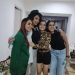 Kavita Kaushik Instagram - The energy and vibe one feels after a Successful Show is unimaginable, blessed with all the love and reactions , love you all who watched, enjoyed and then slobbered us with excitement and kisses , ok not so much for the kisses during these covid times but grateful for all the appreciation Faridabad, we love u too !! Pajama party coming to a theatre in your city soon @atulsatyakoushik @panjabikamya @sunil_palwal_ftii @khushboo_kamal @sakshisinghofficiall @arjunnnsingh
