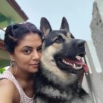 Kavita Kaushik Instagram – Because Rain changes everything! #Ron #Raaka #Jaggu 
 #Unfiltered #purelove #rawnreal #neednofilter #neednothingelse