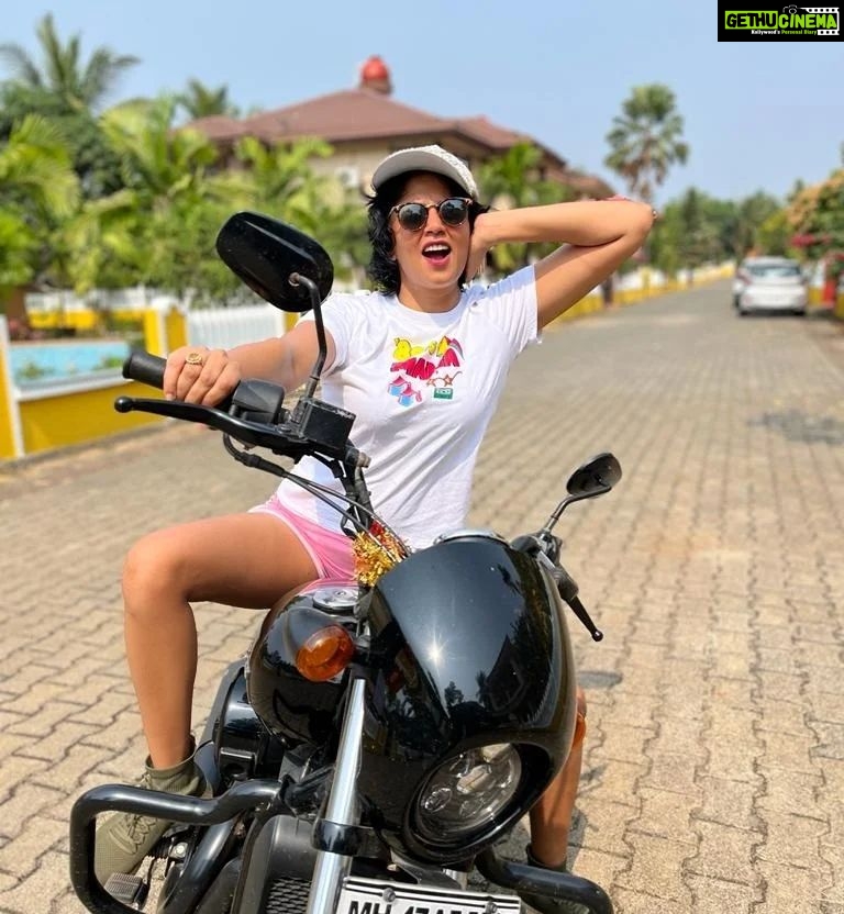 Kavita Kaushik Instagram - New age phoolwanti collecting flowers and rosehips for her Ayurvedic kaarkhaana 😇🥰
