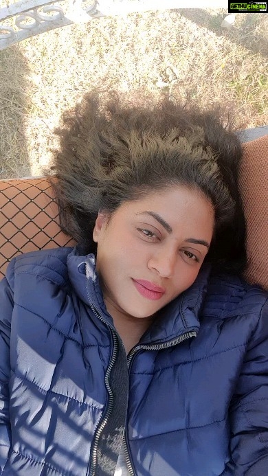 Kavita Kaushik Instagram - Post birthday blues 💙 Make up- Nahi lagaya puraane lip balm ke alaawa Hair- Apne brand ka Hair Nectar best hai Outfit- Hubby's jacket 📸- Apna haath jagannath