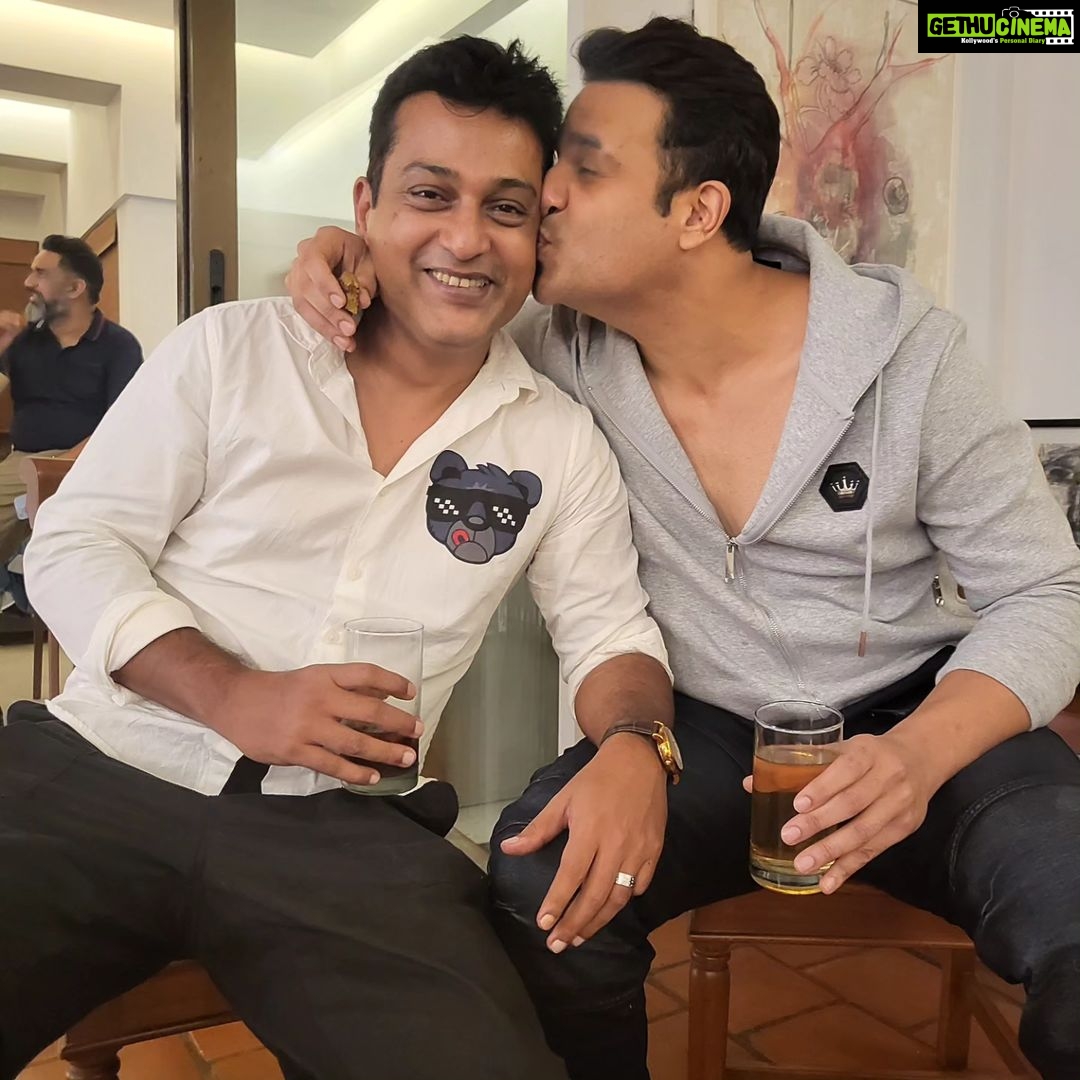 Kavita Kaushik - 21.4K Likes - So much love in one day!!! Thank you Aamir Sir for being such a wonderful host and loving human🙏 what awesome conversations, food and music ! A night to remember all life , thank you @gippygrewal for everything ❤️ My buddy @kikusharda miss u beyond words can express ... @kapilsharma your magic is pure like God's blessing 🙌 ✨️ #Carryonjatta3