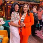 Kavita Kaushik Instagram - Such Nostalgia & sheer delight to be on this wonderful show and meet all my old gang again ! So grateful for this beautiful film @carryonjattamovie and makers @gippygrewal @humblemotionpictures for the opportunity. Thanks for all the fun @kapilsharma @kikusharda @archanapuransingh @rajivthakur007 Happy birthday, @krushna30, and thanks for making everything so smooth and comfortable @justronnit ur the best 🤗🥰 Harr Harr Mahadev 🙏 Wearing - my own 10 years old classic Lucknowi chikankari saaree Blouse- @lintonblouse Jewelry- @adinath_fashion Makeup @makeup_asif_m Hair- Soni