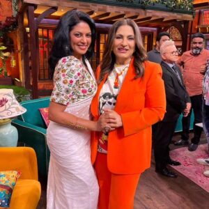 Kavita Kaushik Instagram - Such Nostalgia & sheer delight to be on this wonderful show and meet all my old gang again ! So grateful for this beautiful film @carryonjattamovie and makers @gippygrewal @humblemotionpictures for the opportunity. Thanks for all the fun @kapilsharma @kikusharda @archanapuransingh @rajivthakur007 Happy birthday, @krushna30, and thanks for making everything so smooth and comfortable @justronnit ur the best 🤗🥰
Harr Harr Mahadev 🙏
Wearing - my own 10 years old classic Lucknowi chikankari saaree
Blouse- @lintonblouse 
Jewelry- @adinath_fashion
Makeup  @makeup_asif_m 
Hair- Soni