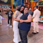 Kavita Kaushik Instagram - Such Nostalgia & sheer delight to be on this wonderful show and meet all my old gang again ! So grateful for this beautiful film @carryonjattamovie and makers @gippygrewal @humblemotionpictures for the opportunity. Thanks for all the fun @kapilsharma @kikusharda @archanapuransingh @rajivthakur007 Happy birthday, @krushna30, and thanks for making everything so smooth and comfortable @justronnit ur the best 🤗🥰 Harr Harr Mahadev 🙏 Wearing - my own 10 years old classic Lucknowi chikankari saaree Blouse- @lintonblouse Jewelry- @adinath_fashion Makeup @makeup_asif_m Hair- Soni