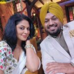 Kavita Kaushik Instagram - Such Nostalgia & sheer delight to be on this wonderful show and meet all my old gang again ! So grateful for this beautiful film @carryonjattamovie and makers @gippygrewal @humblemotionpictures for the opportunity. Thanks for all the fun @kapilsharma @kikusharda @archanapuransingh @rajivthakur007 Happy birthday, @krushna30, and thanks for making everything so smooth and comfortable @justronnit ur the best 🤗🥰 Harr Harr Mahadev 🙏 Wearing - my own 10 years old classic Lucknowi chikankari saaree Blouse- @lintonblouse Jewelry- @adinath_fashion Makeup @makeup_asif_m Hair- Soni