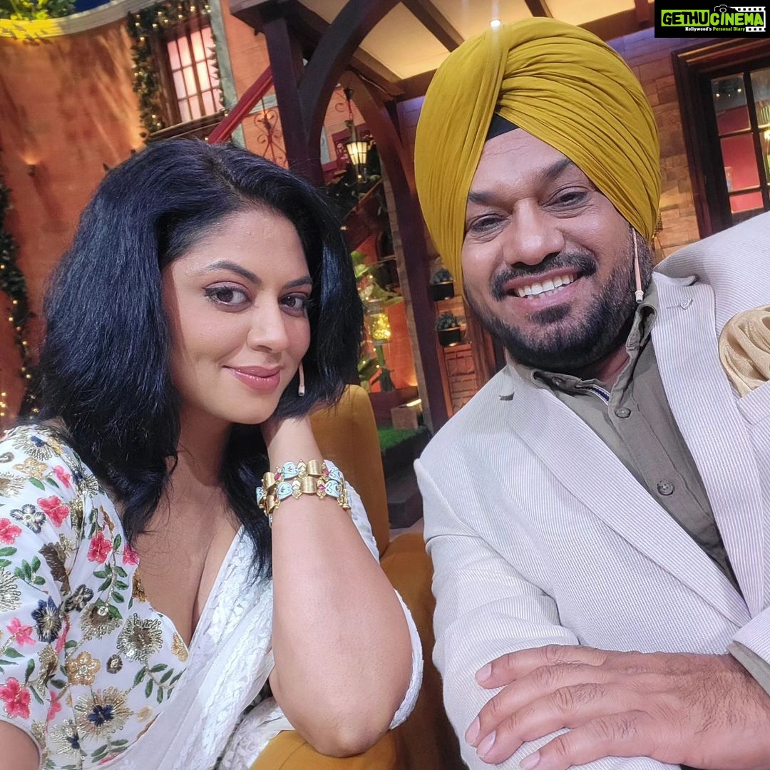 Kavita Kaushik - 14.6K Likes - Such Nostalgia & sheer delight to be on this wonderful show and meet all my old gang again ! So grateful for this beautiful film @carryonjattamovie and makers @gippygrewal @humblemotionpictures for the opportunity. Thanks for all the fun @kapilsharma @kikusharda @archanapuransingh @rajivthakur007 Happy birthday, @krushna30, and thanks for making everything so smooth and comfortable @justronnit ur the best 🤗🥰
Harr Harr Mahadev 🙏
Wearing - my own 10 years old classic Lucknowi chikankari saaree
Blouse- @lintonblouse
Jewelry- @adinath_fashion
Makeup @makeup_asif_m
Hair- Soni