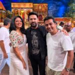 Kavita Kaushik Instagram - Such Nostalgia & sheer delight to be on this wonderful show and meet all my old gang again ! So grateful for this beautiful film @carryonjattamovie and makers @gippygrewal @humblemotionpictures for the opportunity. Thanks for all the fun @kapilsharma @kikusharda @archanapuransingh @rajivthakur007 Happy birthday, @krushna30, and thanks for making everything so smooth and comfortable @justronnit ur the best 🤗🥰 Harr Harr Mahadev 🙏 Wearing - my own 10 years old classic Lucknowi chikankari saaree Blouse- @lintonblouse Jewelry- @adinath_fashion Makeup @makeup_asif_m Hair- Soni