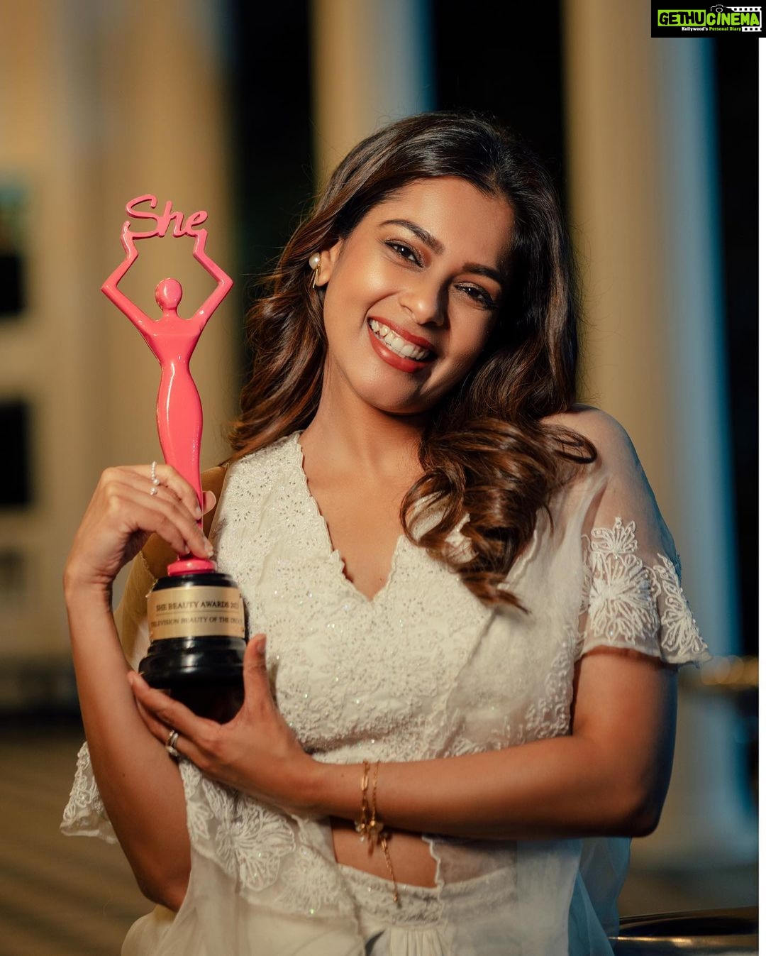 Keerthi shanthanu Instagram - π€π Happiness that flows naturally while being honoured with an award π©· #Televisionbeautyofthedecade Thank you @she_awards @she_india & team π©· Received from @actress_ramyapandian @samyuktha_shan π©· Beautiful outfit by my fav @bandananarulaofficial π€ Photography Team: @sat_narain @the.portrait.culture @shotsbyuv @srivathsan_vijayaraghavan @talesbyashif Hairdo : @chisellecrew @chisellemakeupandhair π€