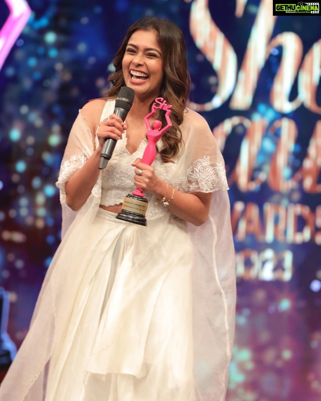 Keerthi shanthanu Instagram - π€π Happiness that flows naturally while being honoured with an award π©· #Televisionbeautyofthedecade Thank you @she_awards @she_india & team π©· Received from @actress_ramyapandian @samyuktha_shan π©· Beautiful outfit by my fav @bandananarulaofficial π€ Photography Team: @sat_narain @the.portrait.culture @shotsbyuv @srivathsan_vijayaraghavan @talesbyashif Hairdo : @chisellecrew @chisellemakeupandhair π€