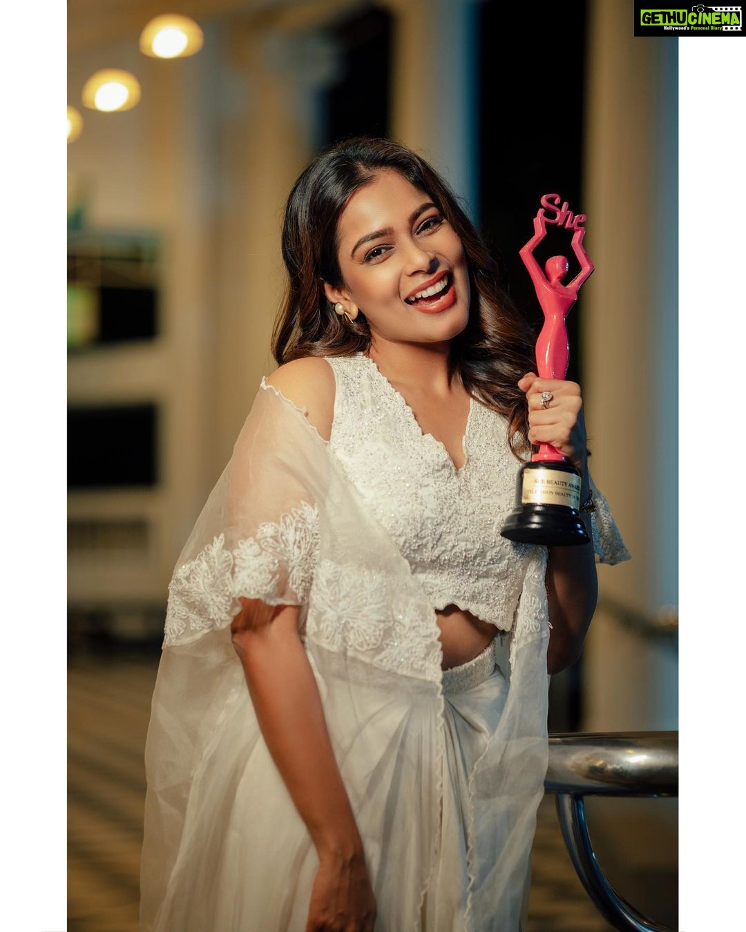 Keerthi shanthanu Instagram - π€π Happiness that flows naturally while being honoured with an award π©· #Televisionbeautyofthedecade Thank you @she_awards @she_india & team π©· Received from @actress_ramyapandian @samyuktha_shan π©· Beautiful outfit by my fav @bandananarulaofficial π€ Photography Team: @sat_narain @the.portrait.culture @shotsbyuv @srivathsan_vijayaraghavan @talesbyashif Hairdo : @chisellecrew @chisellemakeupandhair π€