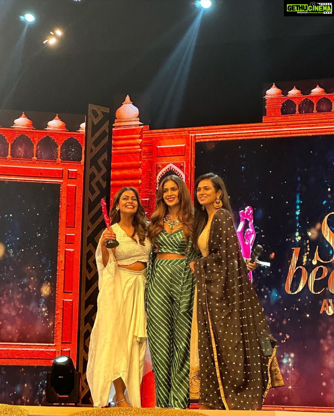 Keerthi shanthanu Instagram - π€π Happiness that flows naturally while being honoured with an award π©· #Televisionbeautyofthedecade Thank you @she_awards @she_india & team π©· Received from @actress_ramyapandian @samyuktha_shan π©· Beautiful outfit by my fav @bandananarulaofficial π€ Photography Team: @sat_narain @the.portrait.culture @shotsbyuv @srivathsan_vijayaraghavan @talesbyashif Hairdo : @chisellecrew @chisellemakeupandhair π€