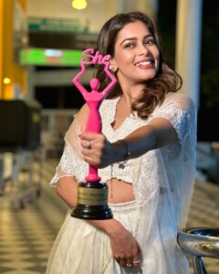 Keerthi shanthanu Instagram - 🤍💗 Happiness that flows naturally while being honoured with an award 🩷 #Televisionbeautyofthedecade Thank you @she_awards @she_india & team 🩷 Received from @actress_ramyapandian @samyuktha_shan 🩷 Beautiful outfit by my fav @bandananarulaofficial 🤍 Photography Team: @sat_narain @the.portrait.culture @shotsbyuv @srivathsan_vijayaraghavan @talesbyashif Hairdo : @chisellecrew @chisellemakeupandhair 🤍