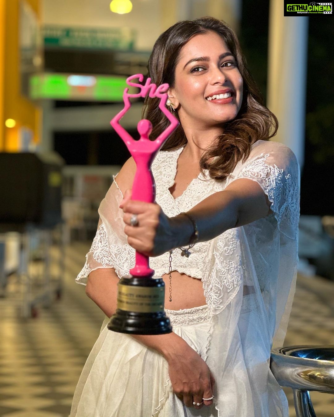 Keerthi shanthanu Instagram - π€π Happiness that flows naturally while being honoured with an award π©· #Televisionbeautyofthedecade Thank you @she_awards @she_india & team π©· Received from @actress_ramyapandian @samyuktha_shan π©· Beautiful outfit by my fav @bandananarulaofficial π€ Photography Team: @sat_narain @the.portrait.culture @shotsbyuv @srivathsan_vijayaraghavan @talesbyashif Hairdo : @chisellecrew @chisellemakeupandhair π€
