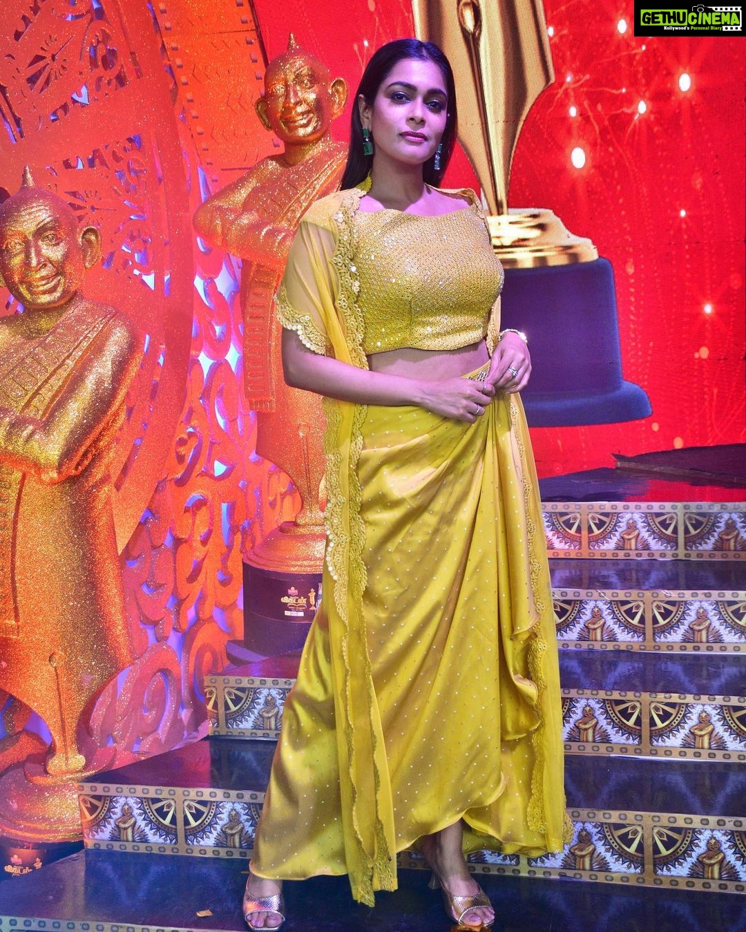 Keerthi shanthanu Instagram - #AnandaVikatan awards π An honour to host such a prestigious event β€οΈ thank you for this opportunity π₯° Today at 3pm on @vijaytelevision ! Hosting along with the talented @rjvijayofficial & @archanachandhoke π€© @anandavikatan π @cinemavikatan Wearing @savinidii_official β¨ Styled by @anupamasindhia β¨ Earrings @rimliboutique β¨