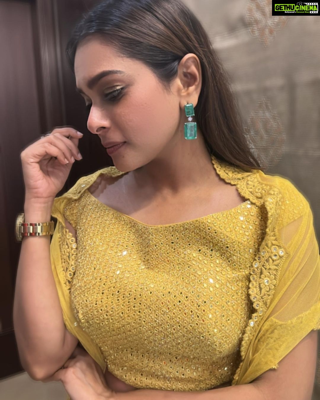 Keerthi shanthanu Instagram - #AnandaVikatan awards π An honour to host such a prestigious event β€οΈ thank you for this opportunity π₯° Today at 3pm on @vijaytelevision ! Hosting along with the talented @rjvijayofficial & @archanachandhoke π€© @anandavikatan π @cinemavikatan Wearing @savinidii_official β¨ Styled by @anupamasindhia β¨ Earrings @rimliboutique β¨