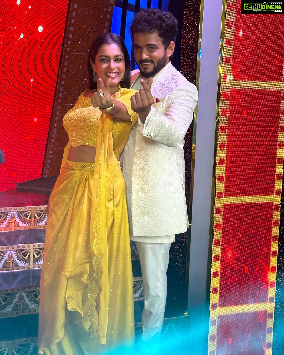 Keerthi shanthanu Instagram - #AnandaVikatan awards π An honour to host such a prestigious event β€οΈ thank you for this opportunity π₯° Today at 3pm on @vijaytelevision ! Hosting along with the talented @rjvijayofficial & @archanachandhoke π€© @anandavikatan π @cinemavikatan Wearing @savinidii_official β¨ Styled by @anupamasindhia β¨ Earrings @rimliboutique β¨