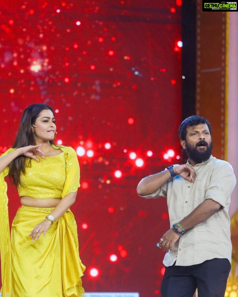 Keerthi shanthanu Instagram - #AnandaVikatan awards 🏆 An honour to host such a prestigious event ❤️ thank you for this opportunity 🥰 Today at 3pm on @vijaytelevision ! Hosting along with the talented @rjvijayofficial & @archanachandhoke 🤩 @anandavikatan 😍 @cinemavikatan Wearing @savinidii_official ✨ Styled by @anupamasindhia ✨ Earrings @rimliboutique ✨