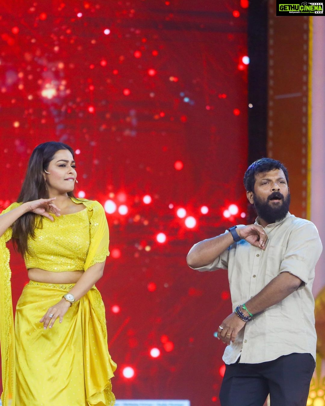 Keerthi shanthanu Instagram - #AnandaVikatan awards π An honour to host such a prestigious event β€οΈ thank you for this opportunity π₯° Today at 3pm on @vijaytelevision ! Hosting along with the talented @rjvijayofficial & @archanachandhoke π€© @anandavikatan π @cinemavikatan Wearing @savinidii_official β¨ Styled by @anupamasindhia β¨ Earrings @rimliboutique β¨