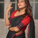 Keerthi shanthanu Instagram – Every saree has a story 🥰
So in this story i’m a teacher 😋
Watch #Superjodi on @zeetamizh at 6.30 pm
Thank you @mathugai_handlooms for the saree 🖤
📸 @storiesbysidhu
