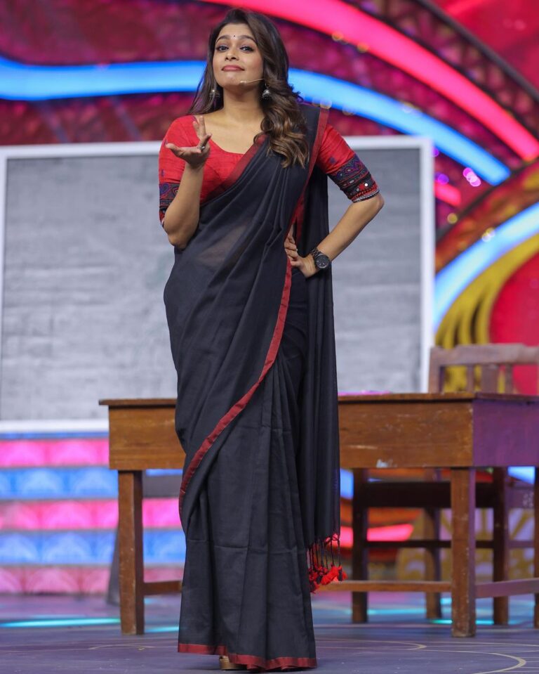Keerthi shanthanu Instagram - Every saree has a story 🥰 So in this story i’m a teacher 😋 Watch #Superjodi on @zeetamizh at 6.30 pm Thank you @mathugai_handlooms for the saree 🖤 📸 @storiesbysidhu
