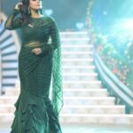Keerthi shanthanu Instagram – 🦚
For #Superjodi finale on @zeetamizh 
with the fun loving @rjvijayofficial ✨
Emerald green draped saree from @studio149 ✨
Earrings : @rimliboutique ✨
Photography: @teamcreators & @stevenaj14 ✨
