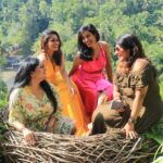 Keerthi shanthanu Instagram – 🌻

📸  @mahuvnish @gayathriraguramm 
@sulujeeva 
@gtholidays.in 

#yellow #greenary #girls #bali