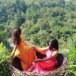 Keerthi shanthanu Instagram – 🌻

📸  @mahuvnish @gayathriraguramm 
@sulujeeva 
@gtholidays.in 

#yellow #greenary #girls #bali