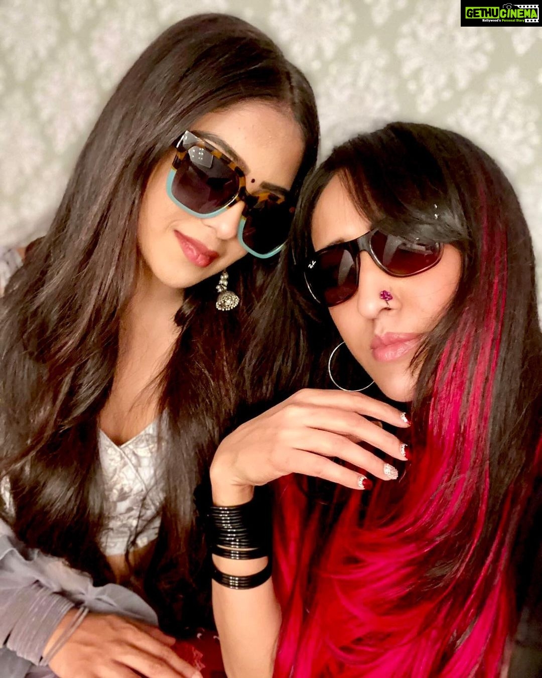 Khushi Dubey Instagram - Tenu kala chasma jachda ae….. Jachda ae gore mukhde te♥️😌😉 . . #khushidubey #gulenaghmakhan #glares #goggles #girls #red #black #beauties #love #suave #worthit #power #swag