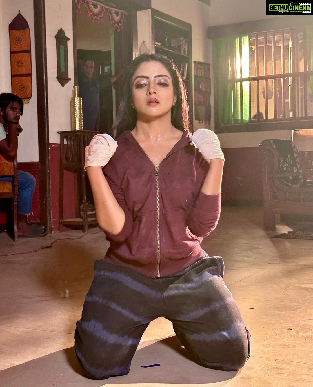 Khushi Dubey Instagram - The best things in life make you sweat….. . . #khushidubey #khushians #chikki #chikkisharma #aashiqana #aashiqanaonhotstar #hotstar #disney #disneyplushotstar #aashiqana2onhotstar #sweat #fight #live #love #hardwork #achieve #hoodie #punch #life