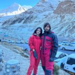 Khushi Dubey Instagram - Beauty literally at it’s peak!😌😍 No doubt the background steals all the thunder of this pictureee♥️❄️ . . . #khushidubey #zaynibadkhan #khushians #snow #snowfall #winter #himalayas #himachal #himachalpradesh #cold #chilly #snowsuit #red #manali #zayshi #view #background #perfect #beauty #peaks #love #cute Manali, Himachal Pradesh