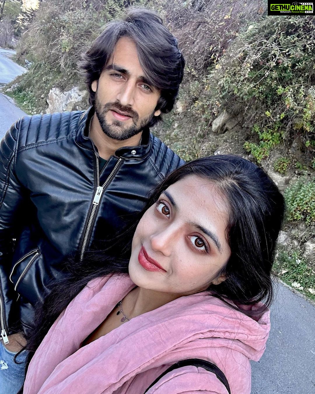 Khushi Dubey Instagram - Sit back and swipeeee!!!😎♥️ . . . #khushidubey #zaynibadkhan #khushi #zayn #zayshi #fun #manali #market #scenery #beauty #favorite #snow #winters #swipe #cute #happy #love #daywellspent Manali, Himachal Pradesh