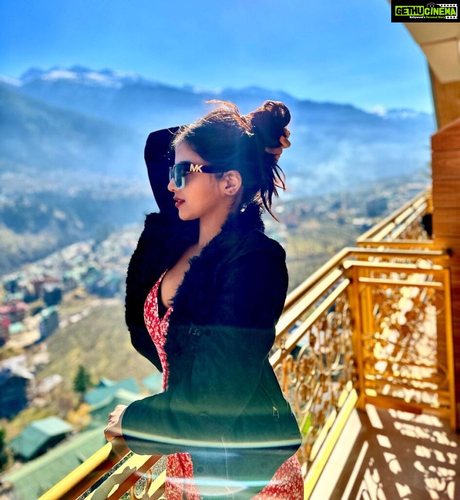 Khushi Dubey Instagram - This place has my hearttt♥️❄️🏔️ . . . . #khushidubey #khushians #love #beauty #manali #view #nature #snow #mountains #ecstasy #nature #lights #perfect #sunkissed #balcony #vivid #cold #winter #michaelkors #glares #mk Manali, Himachal Pradesh