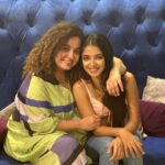 Khushi Dubey Instagram - Whatt a nostalgiaaaaaaaaa!!! Metttt thisss gorggg humannnn afterrrr literally decadesss after Dil Dhadakne Dooooo and it wasss beautifulllll!!❤️‍🔥 And alsoo can I just kidnap Yuvii ,Vandyyy!??😂♥️ @vandanasajnaniofficial #dildhadaknedo #love #life #ddd #metafterlongtime #nostalgia #memories #throwback #khushidubey #vandanasajnanikhattar
