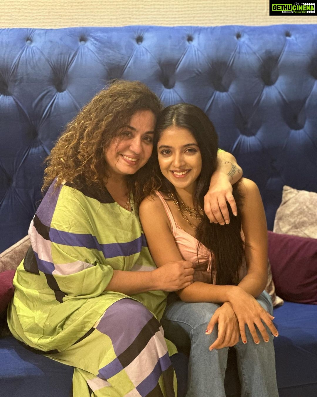 Khushi Dubey Instagram - Whatt a nostalgiaaaaaaaaa!!! Metttt thisss gorggg humannnn afterrrr literally decadesss after Dil Dhadakne Dooooo and it wasss beautifulllll!!❤️🔥 And alsoo can I just kidnap Yuvii ,Vandyyy!??😂♥️ @vandanasajnaniofficial #dildhadaknedo #love #life #ddd #metafterlongtime #nostalgia #memories #throwback #khushidubey #vandanasajnanikhattar